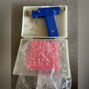 COPY - Ear piercing gun